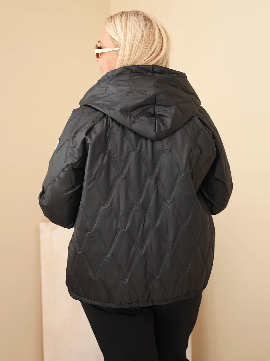 Kurtka damska Plus Size z kapturem i panterkowym wykończeniem czarna - obrazek 3