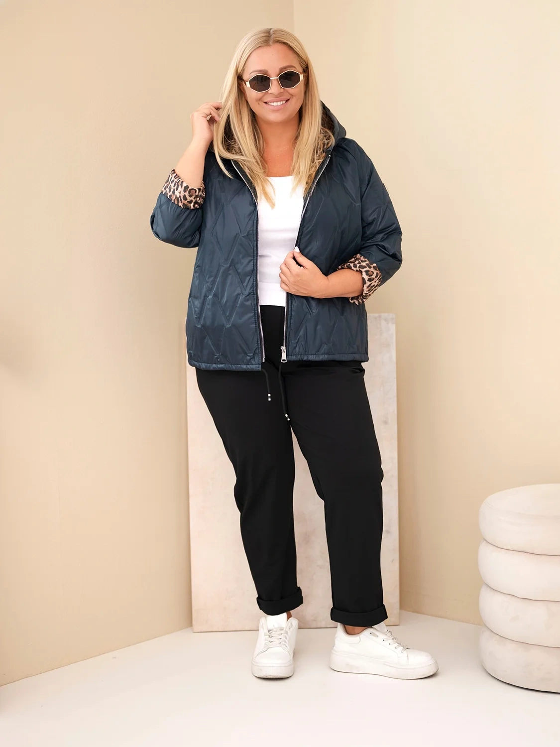 Kurtka damska Plus Size z kapturem i panterkowym wykończeniem granatowa - obrazek 2
