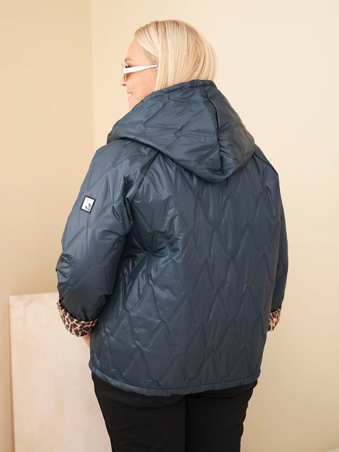 Kurtka damska Plus Size z kapturem i panterkowym wykończeniem granatowa - obrazek 3