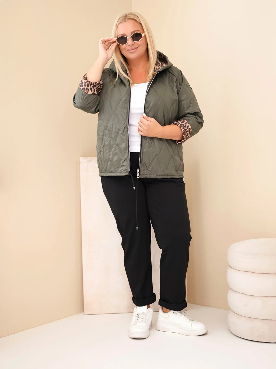 Kurtka damska Plus Size z kapturem i panterkowym wykończeniem khaki - obrazek 2
