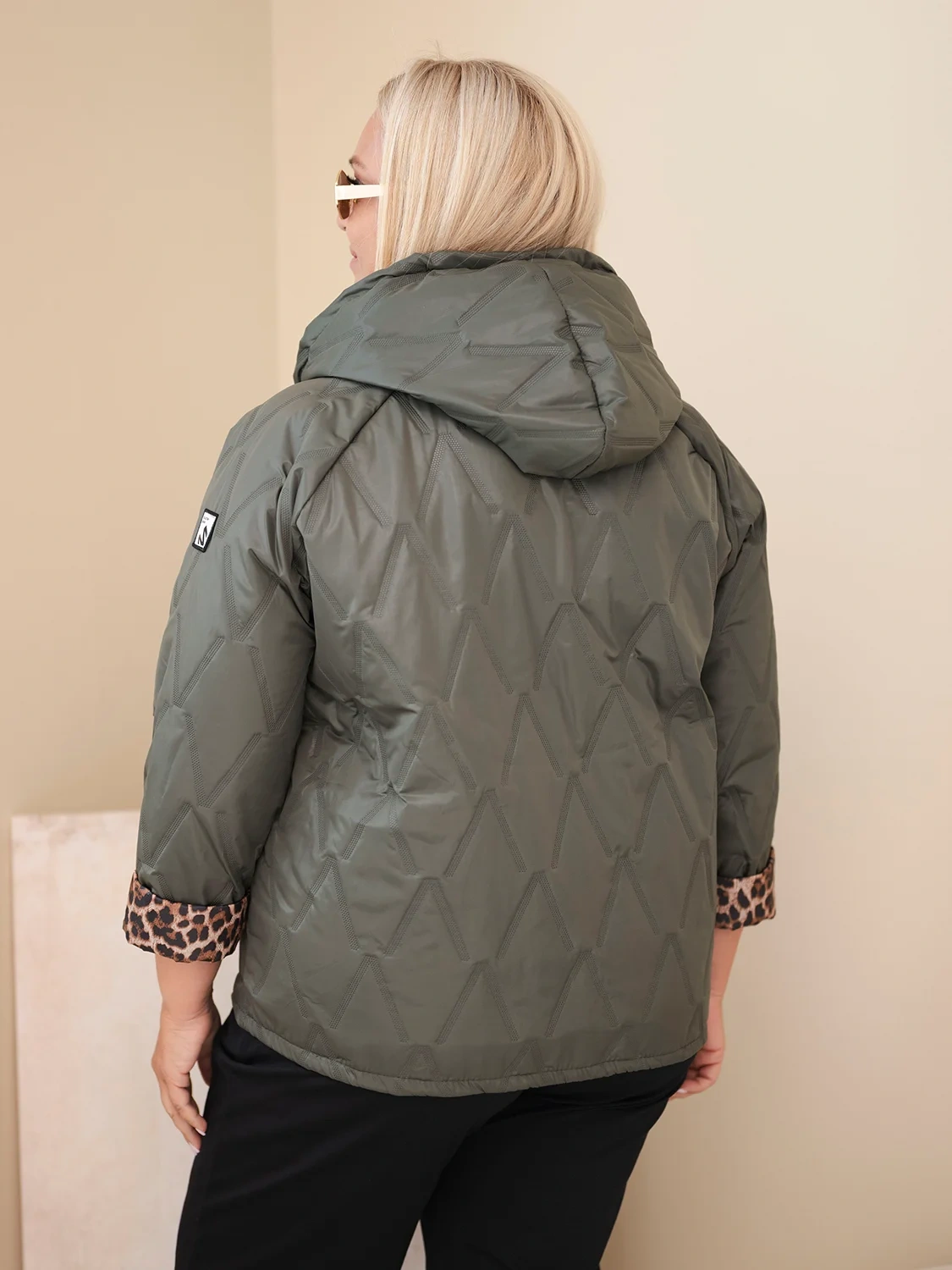 Kurtka damska Plus Size z kapturem i panterkowym wykończeniem khaki - obrazek 3