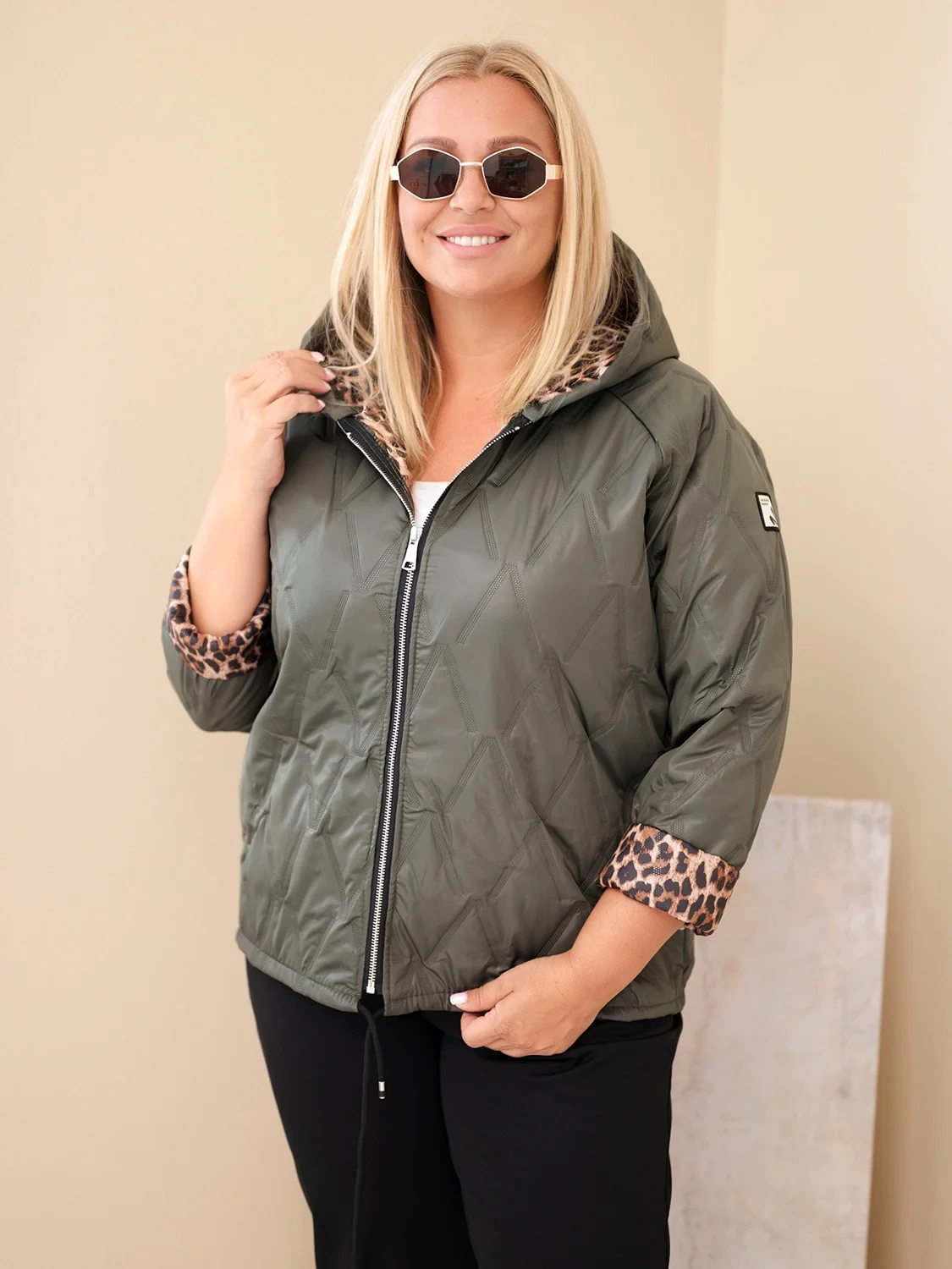 Kurtka damska Plus Size z kapturem i panterkowym wykończeniem khaki