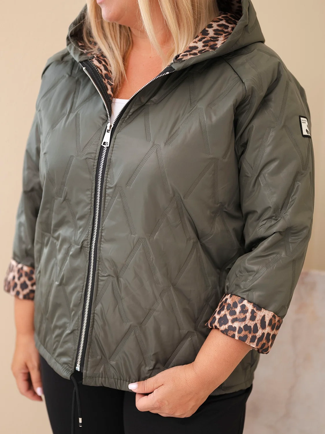 Kurtka damska Plus Size z kapturem i panterkowym wykończeniem khaki - obrazek 4