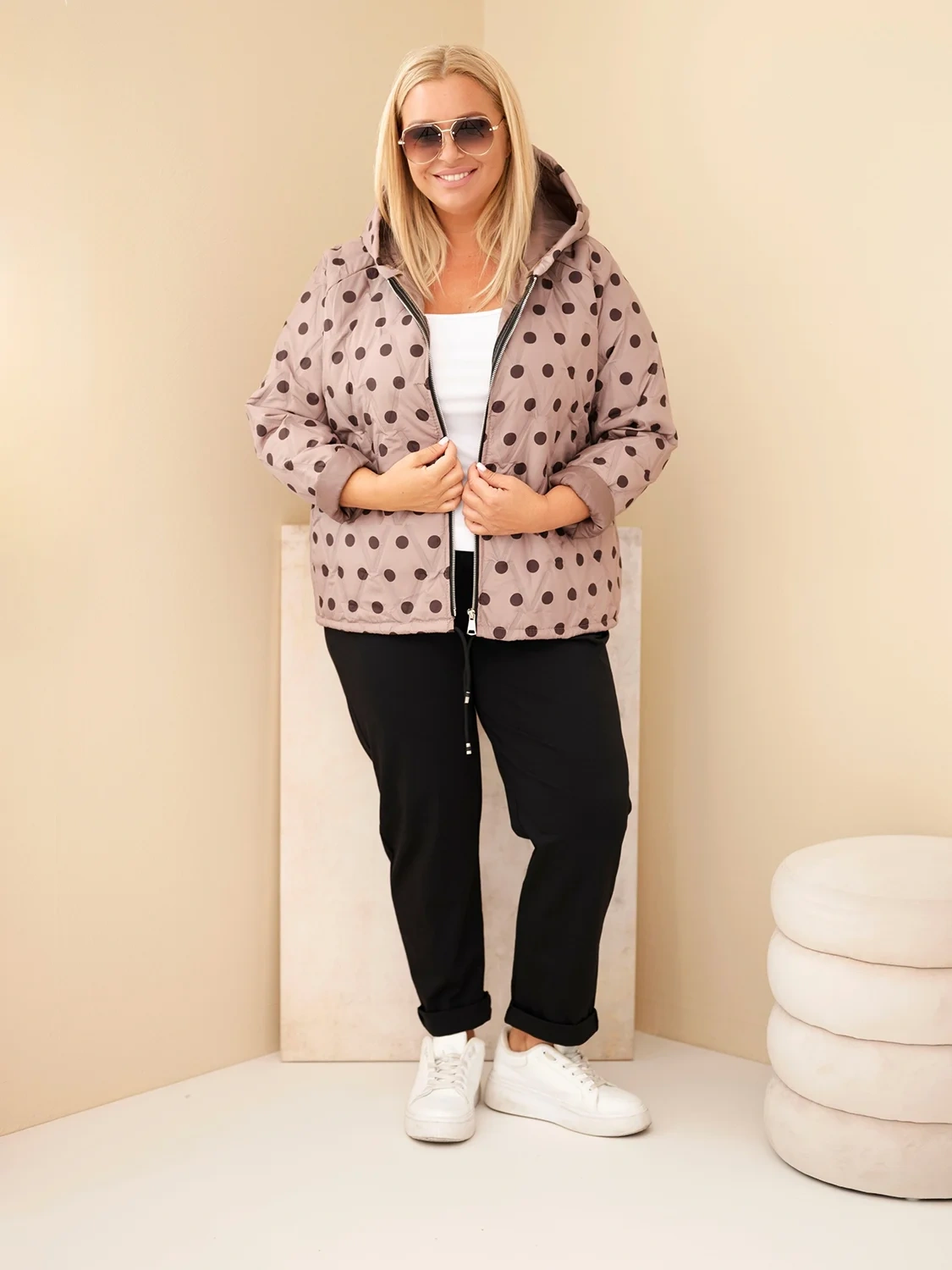 Kurtka damska Plus Size w grochy z kapturem fango - obrazek 2