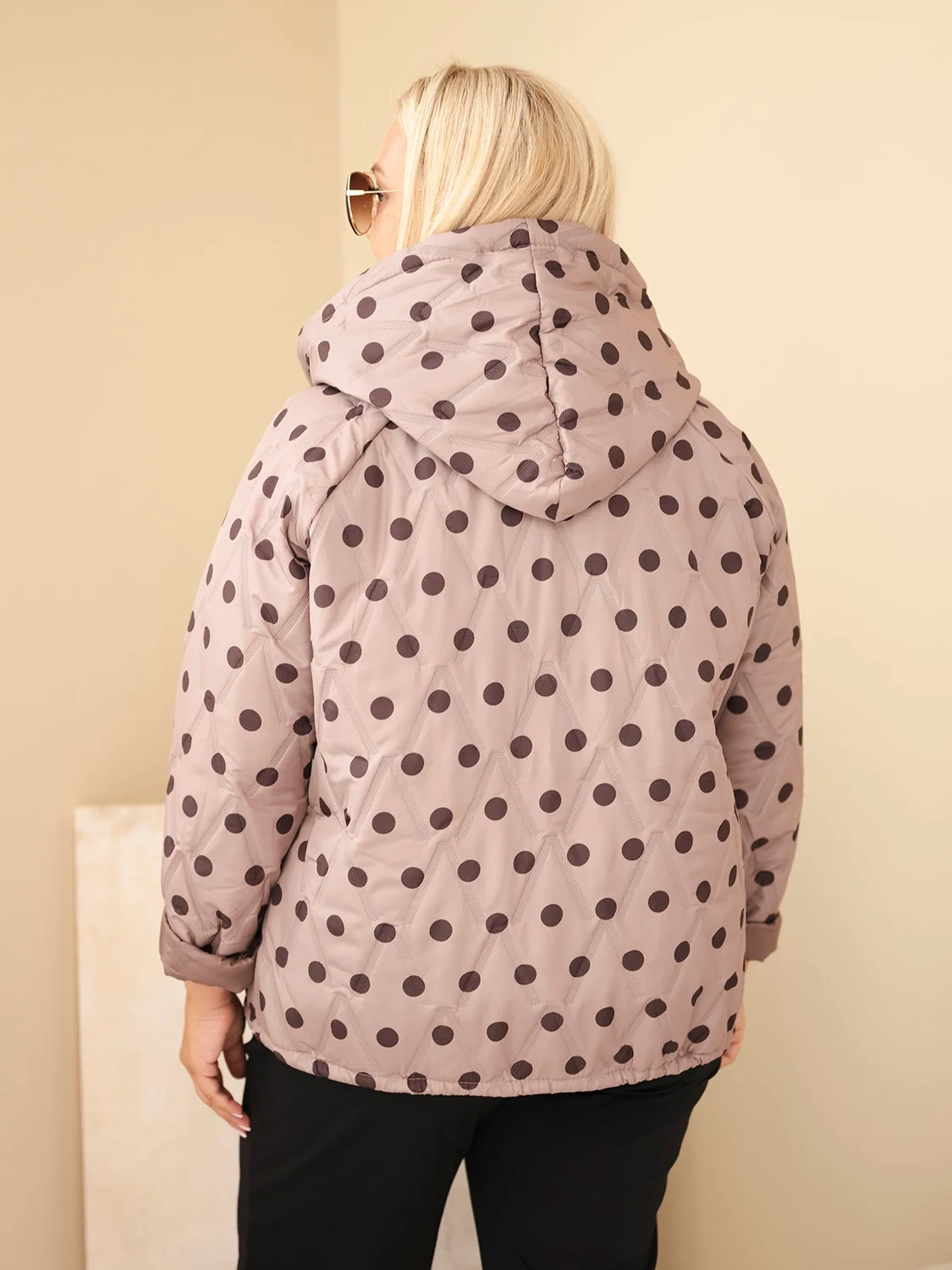 Kurtka damska Plus Size w grochy z kapturem fango - obrazek 3