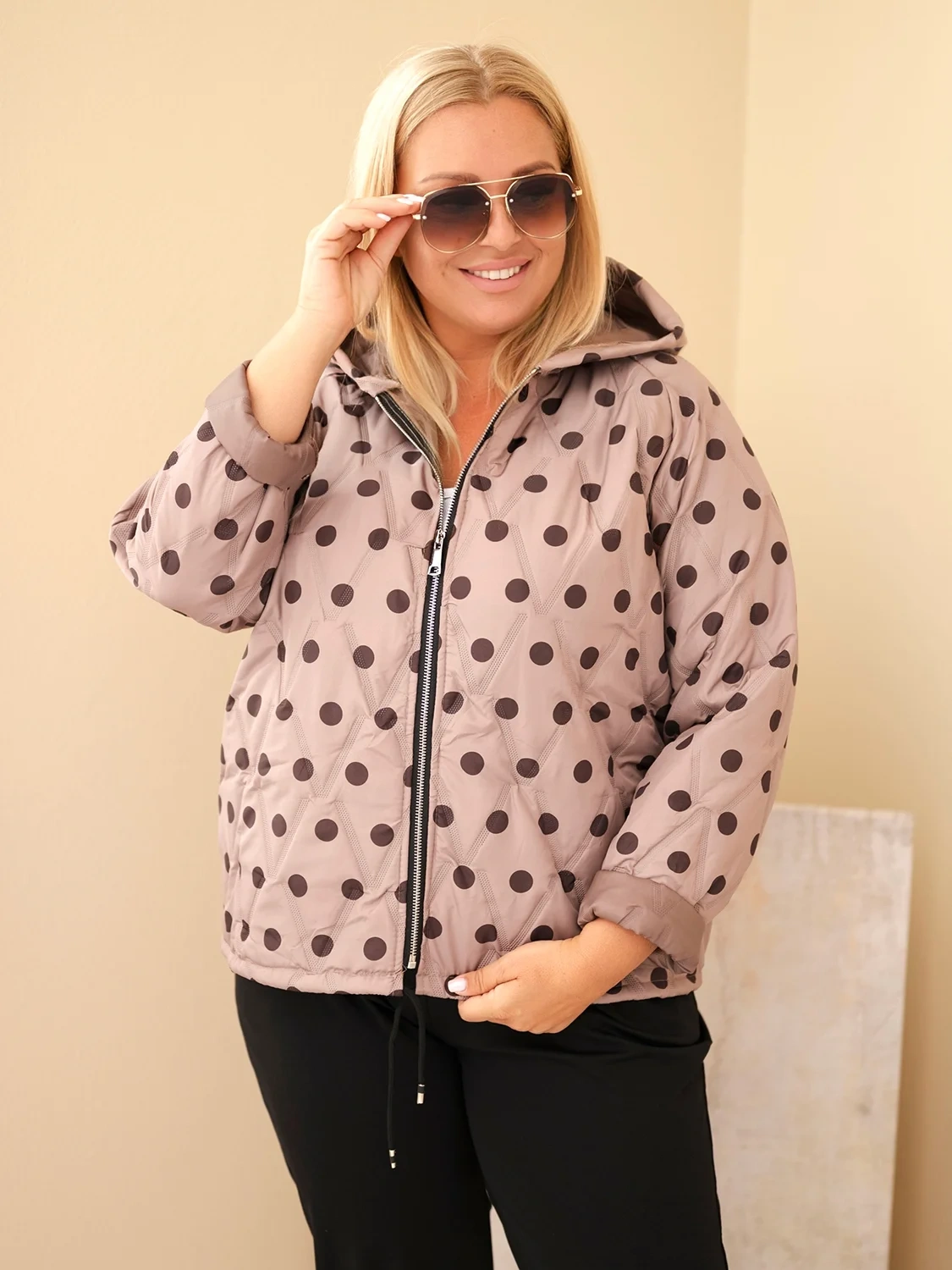 Kurtka damska Plus Size w grochy z kapturem fango