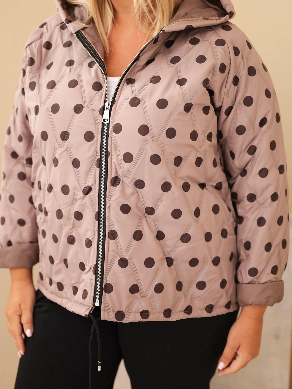 Kurtka damska Plus Size w grochy z kapturem fango - obrazek 4