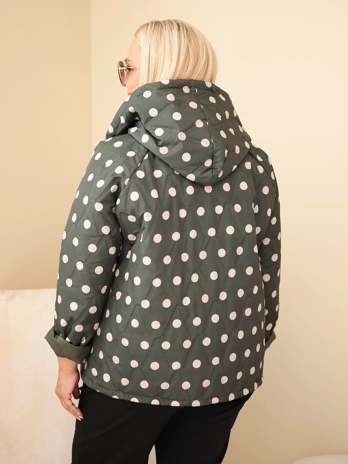 Kurtka damska Plus Size w grochy z kapturem khaki - obrazek 3