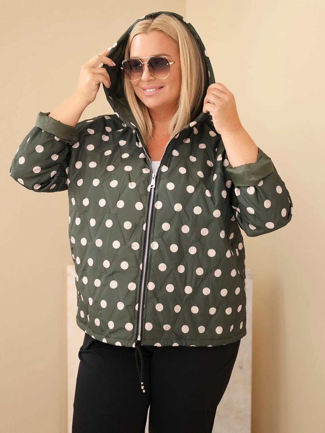 Kurtka damska Plus Size w grochy z kapturem khaki
