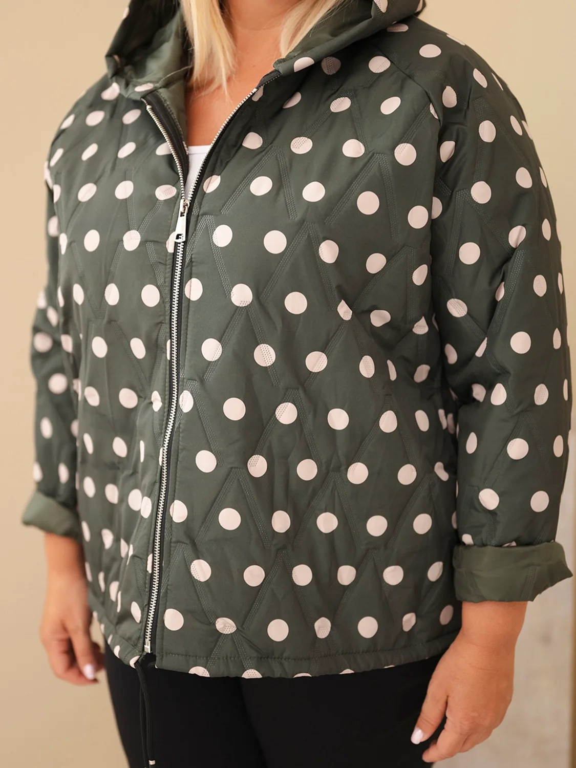 Kurtka damska Plus Size w grochy z kapturem khaki - obrazek 4