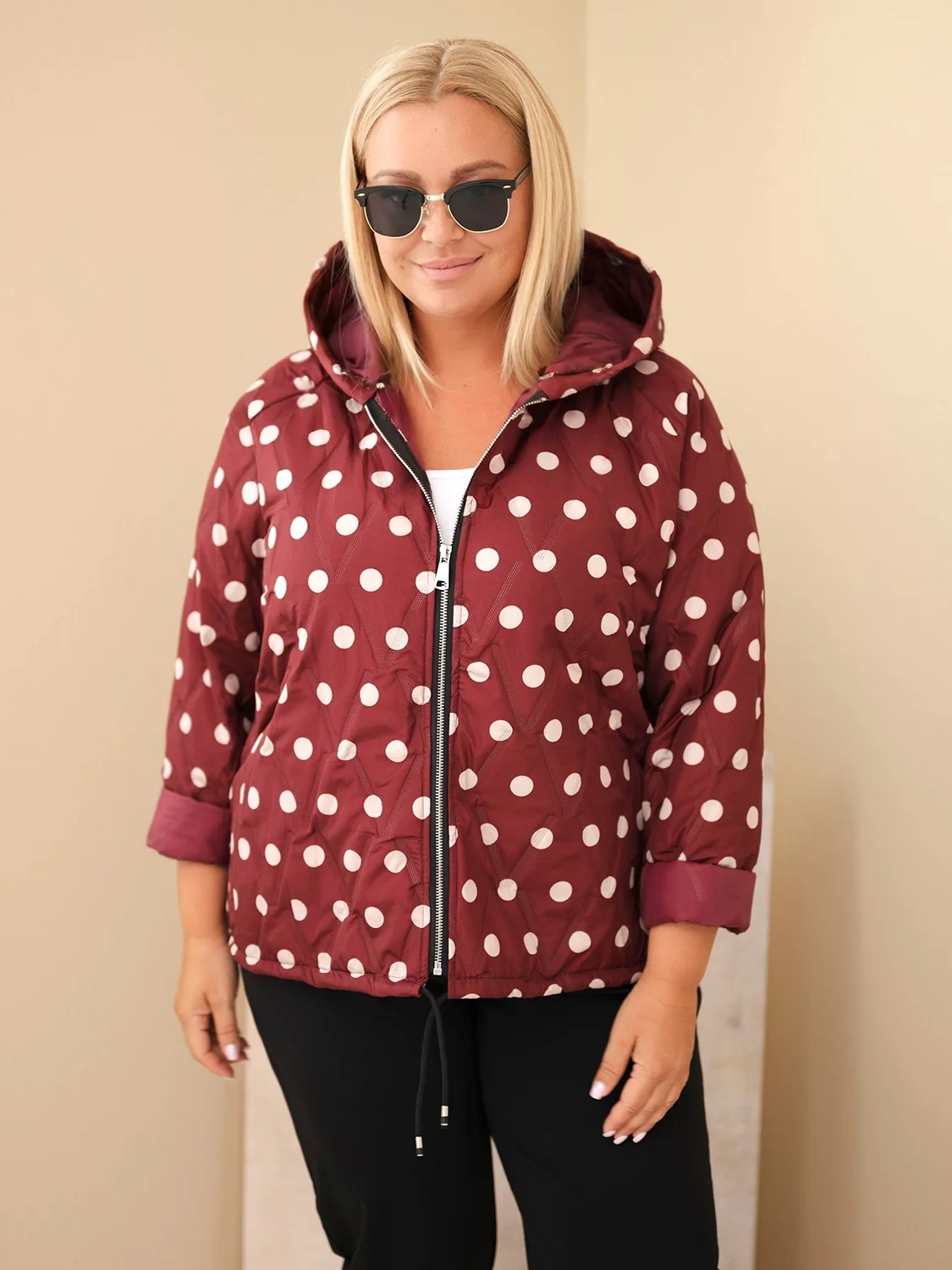 Kurtka damska Plus Size w grochy z kapturem bordowa