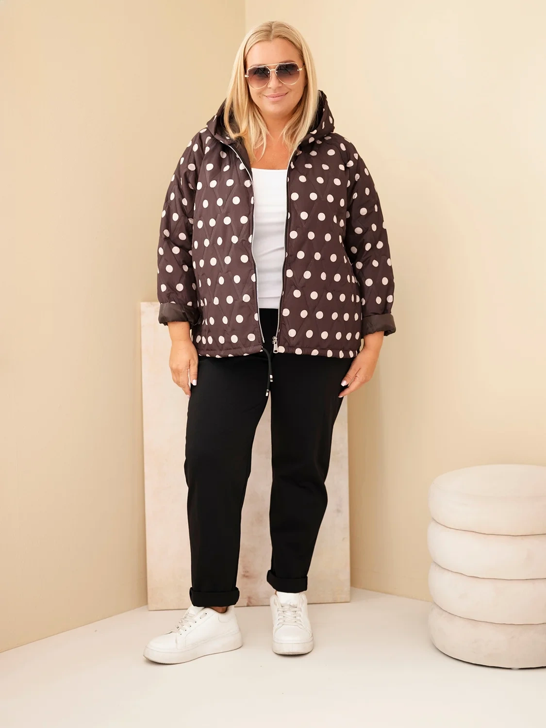 Kurtka damska Plus Size w grochy z kapturem brązowa - obrazek 2