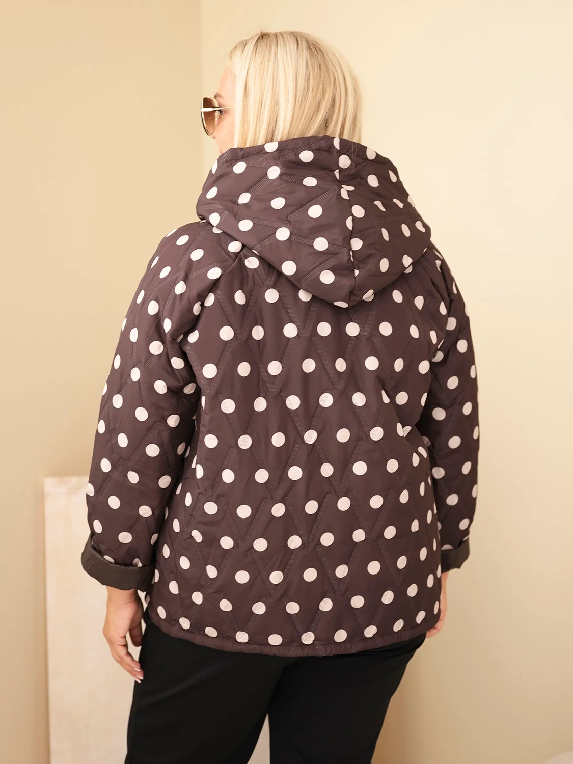 Kurtka damska Plus Size w grochy z kapturem brązowa - obrazek 3