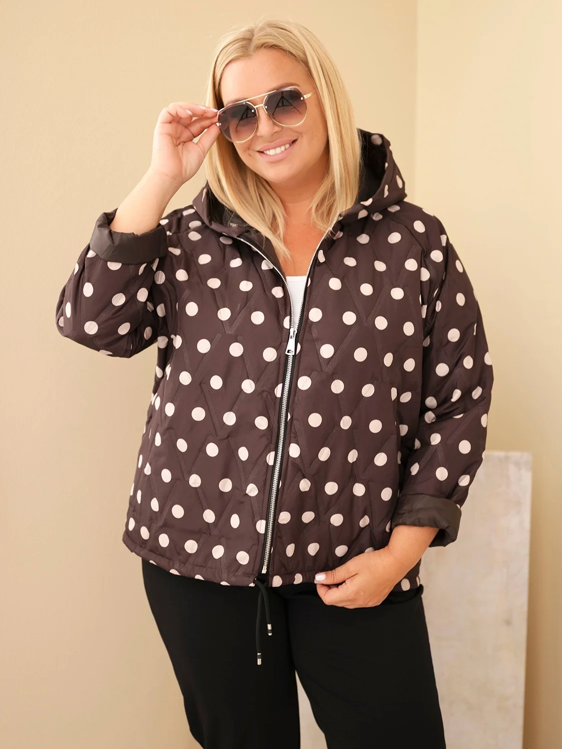 Kurtka damska Plus Size w grochy z kapturem brązowa