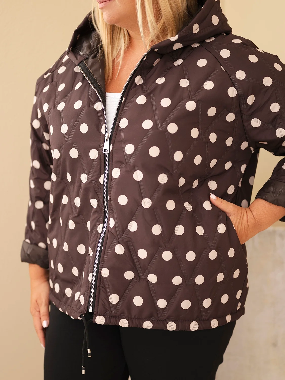 Kurtka damska Plus Size w grochy z kapturem brązowa - obrazek 4