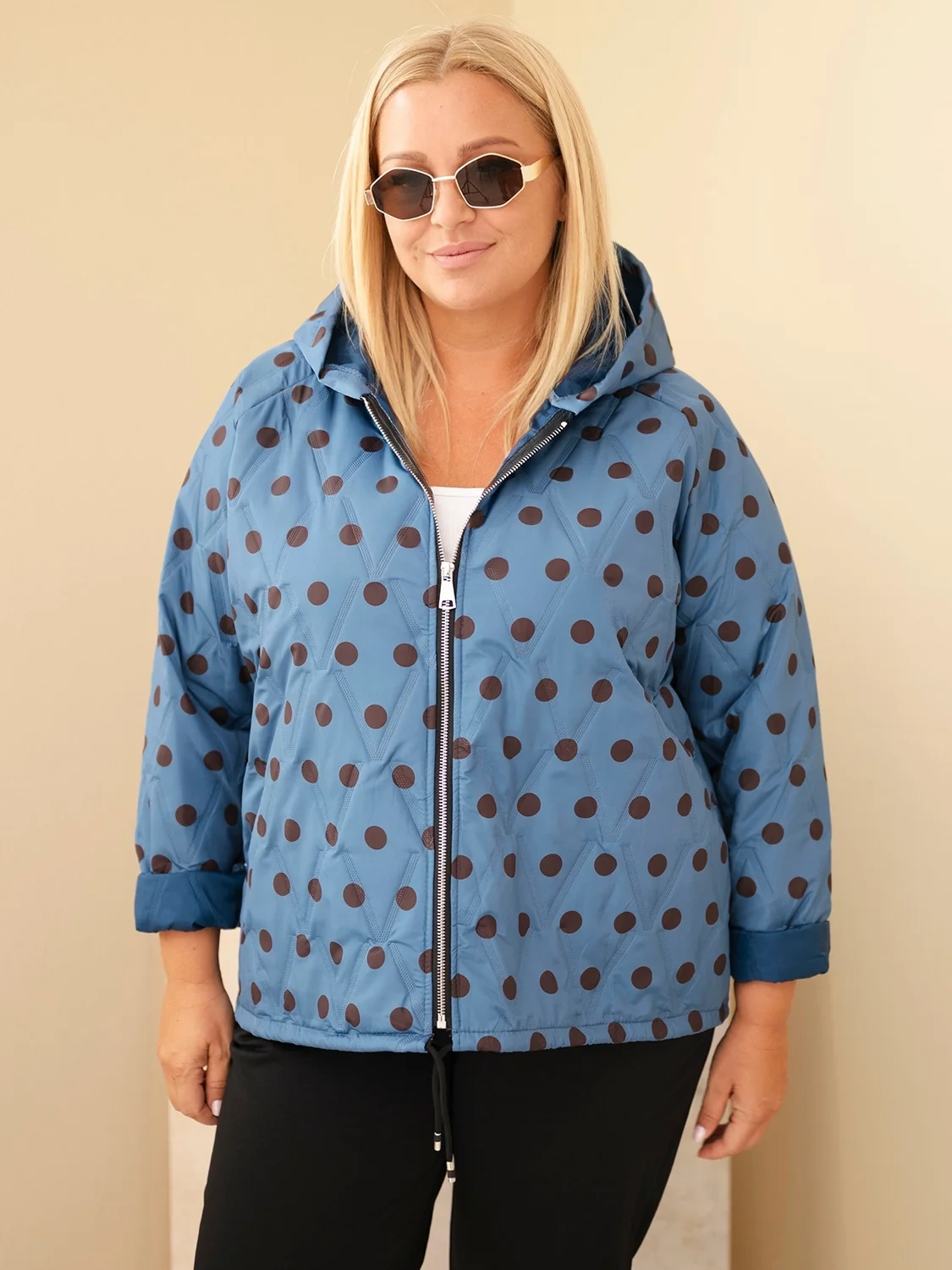 Kurtka damska Plus Size w grochy z kapturem jeansowa