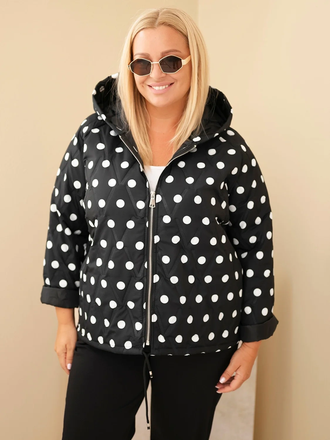 Kurtka damska Plus Size w grochy z kapturem czarna