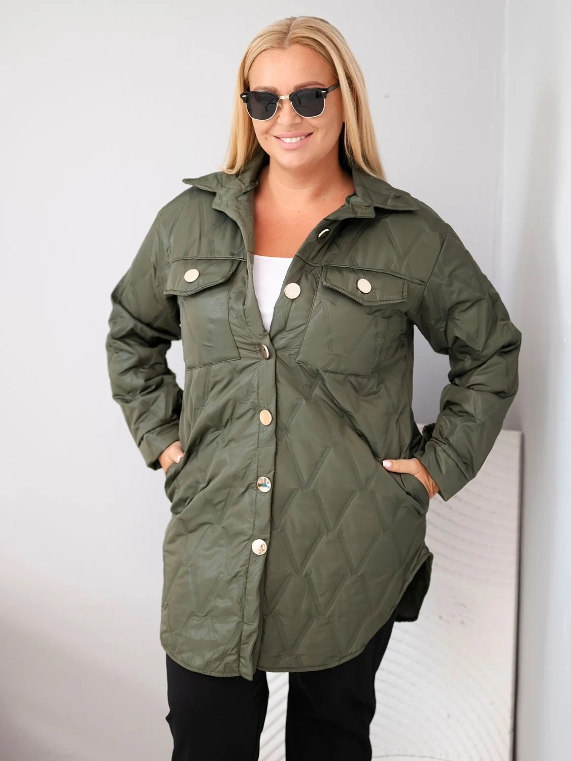 Kurtka damska Plus Size pikowana z kołnierzem i kieszeniami khaki