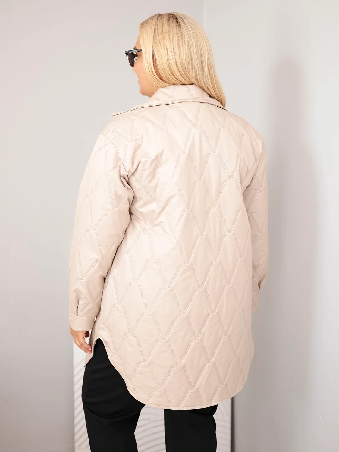 Kurtka damska Plus Size pikowana z kołnierzem i kieszeniami ciemno beżowa - obrazek 3