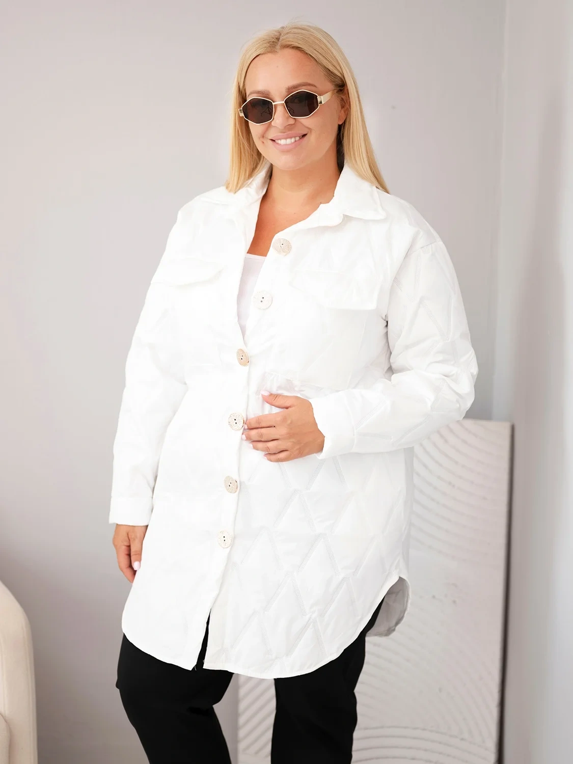 Kurtka damska Plus Size pikowana z kołnierzem i kieszeniami biała