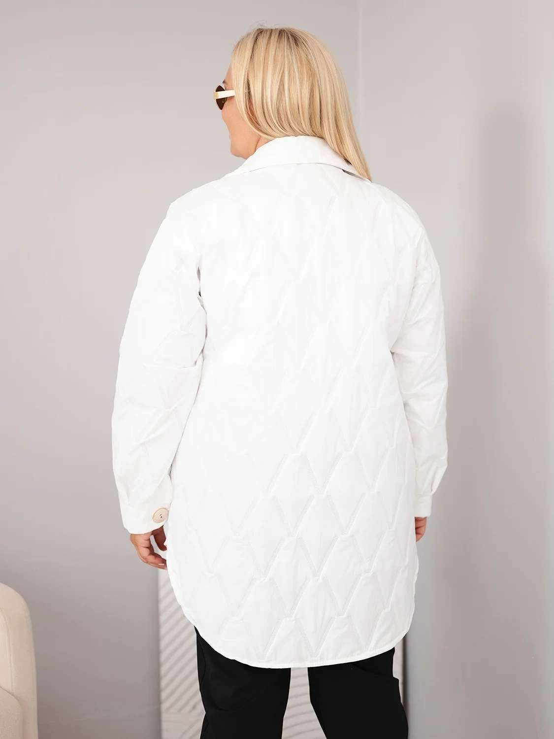 Kurtka damska Plus Size pikowana z kołnierzem i kieszeniami biała - obrazek 3