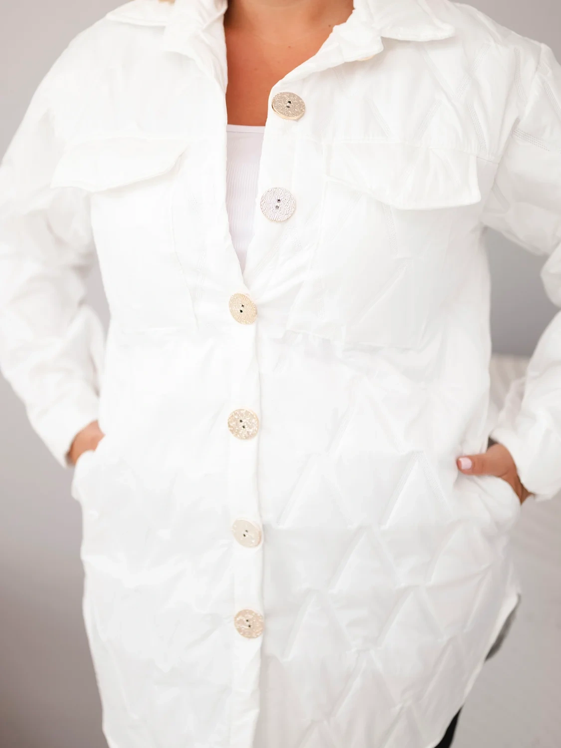 Kurtka damska Plus Size pikowana z kołnierzem i kieszeniami biała - obrazek 4