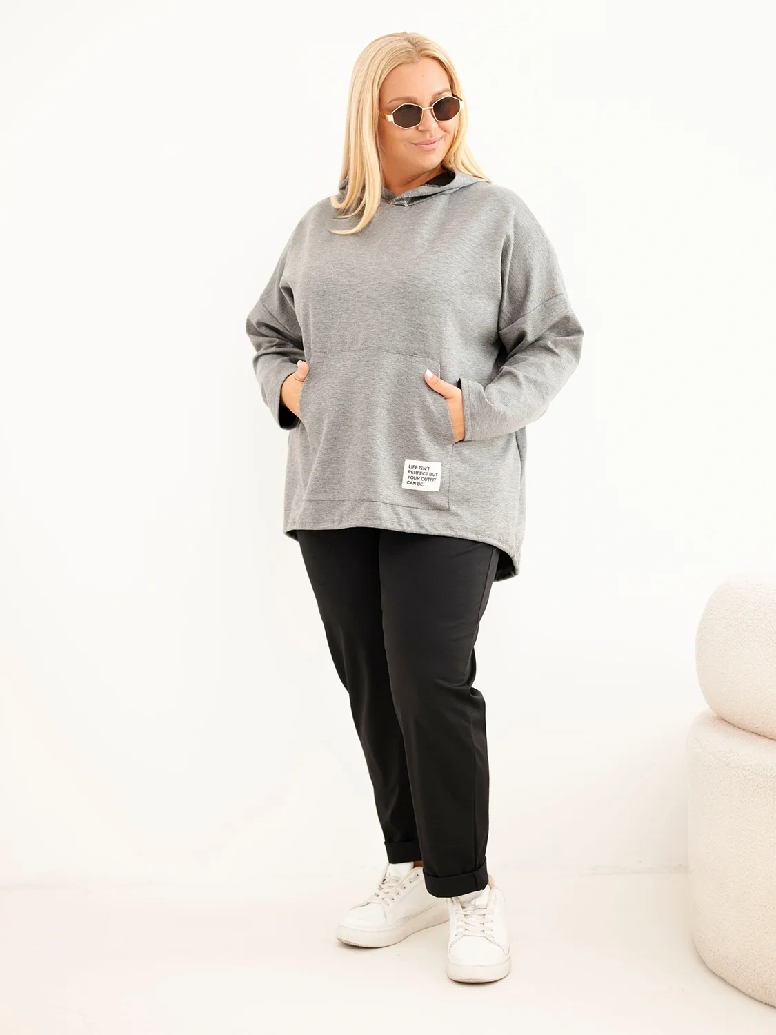 Bluza damska Plus Size masełko z kapturem i kieszenią kangurką grafitowy melanż - obrazek 2
