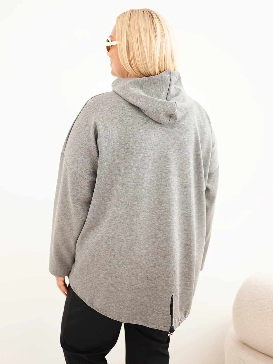 Bluza damska Plus Size masełko z kapturem i kieszenią kangurką grafitowy melanż - obrazek 3
