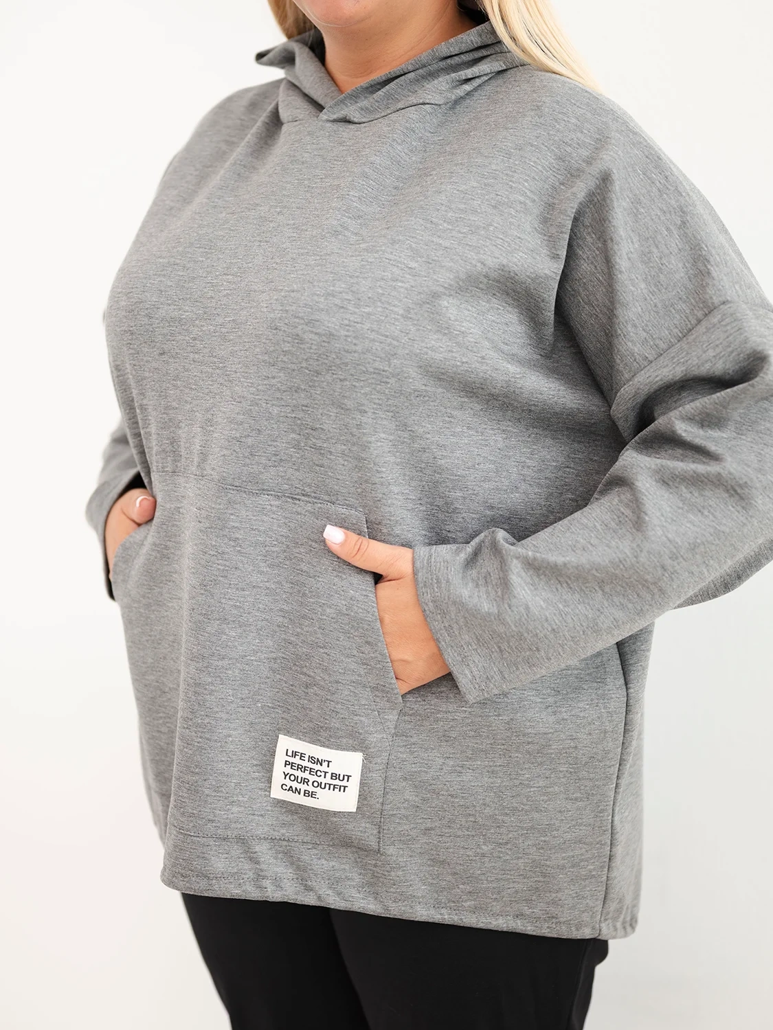 Bluza damska Plus Size masełko z kapturem i kieszenią kangurką grafitowy melanż - obrazek 4