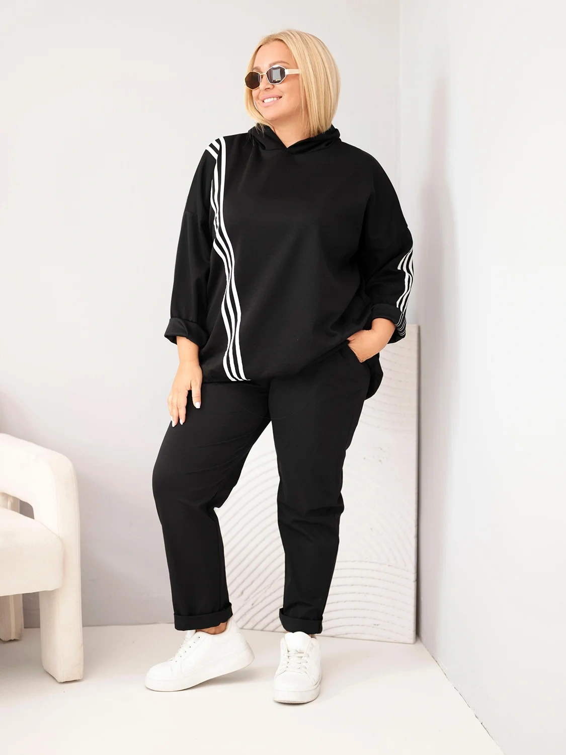 Bluza damska Plus Size wiskozowa z kapturem i ozdobnymi paskami czarna - obrazek 2