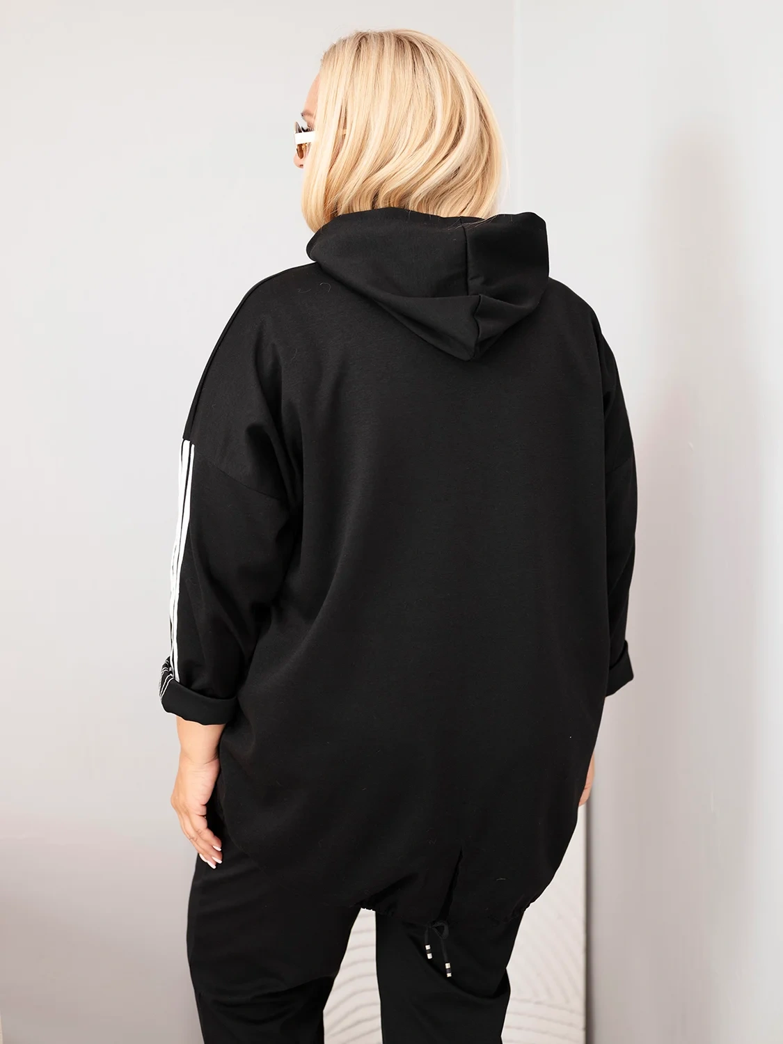 Bluza damska Plus Size wiskozowa z kapturem i ozdobnymi paskami czarna - obrazek 3