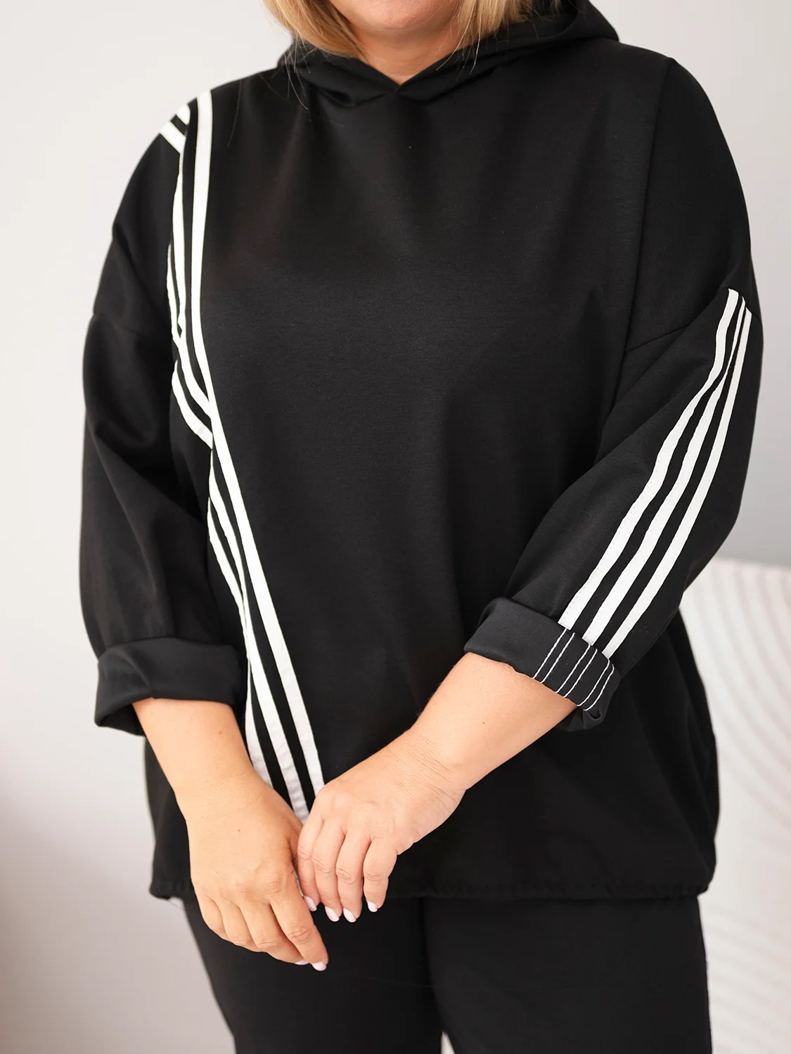 Bluza damska Plus Size wiskozowa z kapturem i ozdobnymi paskami czarna - obrazek 4