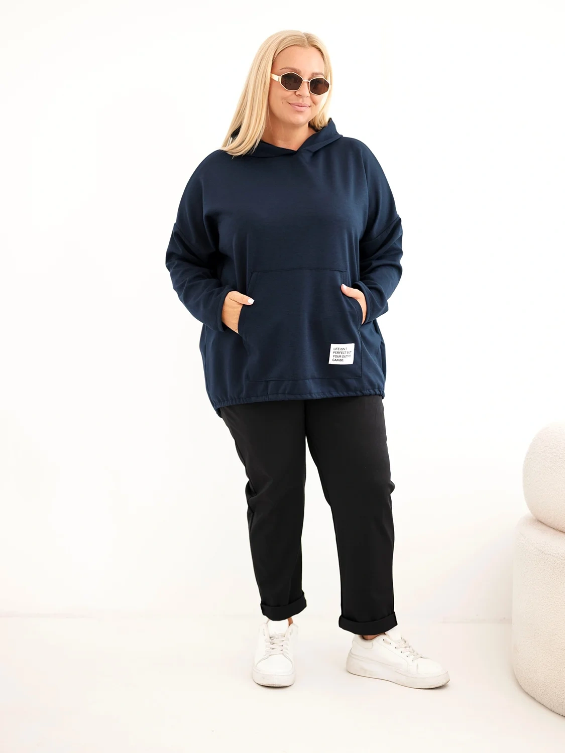 Bluza damska Plus Size masełko z kapturem i kieszenią kangurką granatowa - obrazek 5