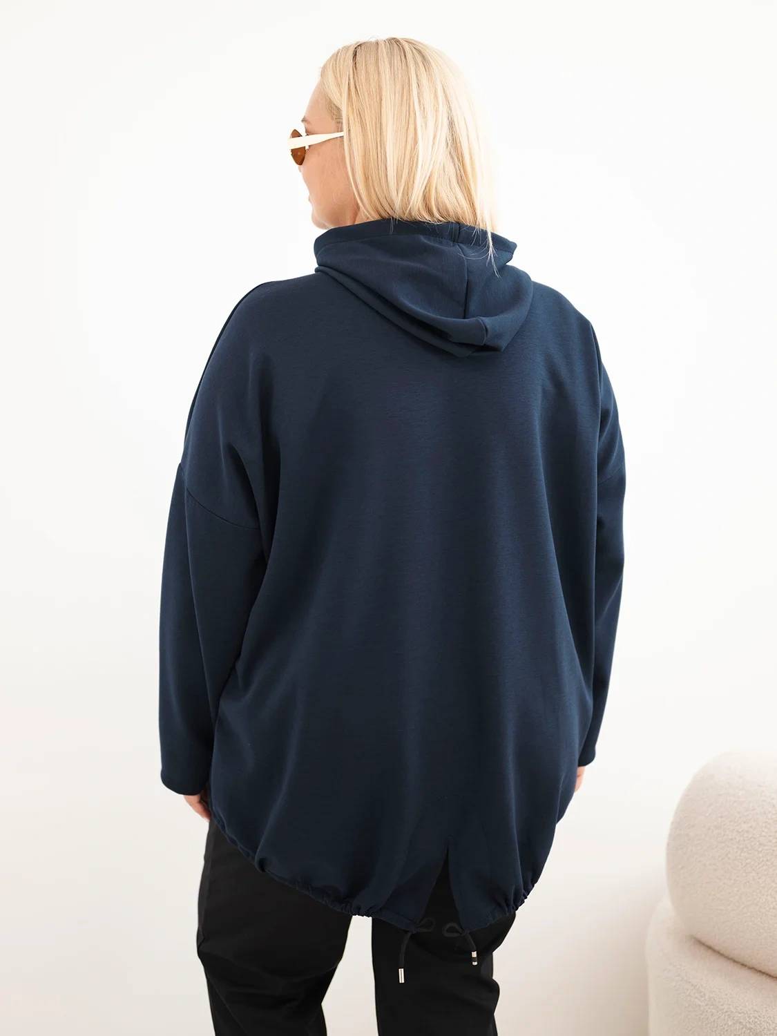 Bluza damska Plus Size masełko z kapturem i kieszenią kangurką granatowa - obrazek 6