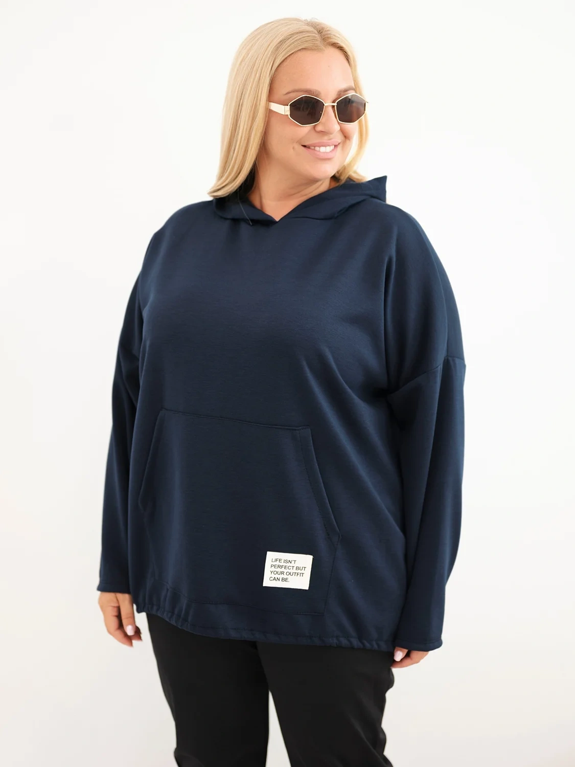 Bluza damska Plus Size masełko z kapturem i kieszenią kangurką granatowa
