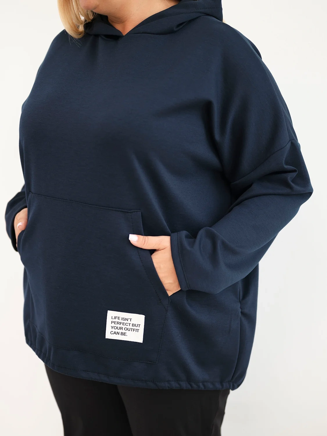 Bluza damska Plus Size masełko z kapturem i kieszenią kangurką granatowa - obrazek 7