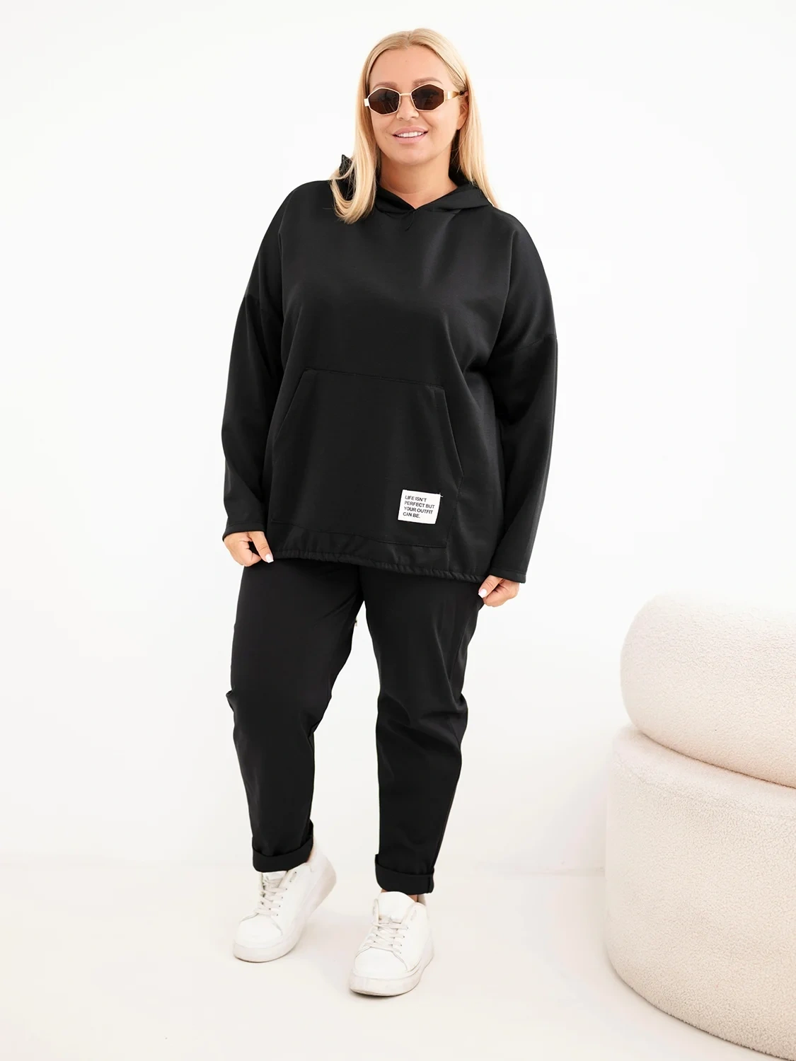 Bluza damska Plus Size masełko z kapturem i kieszenią kangurką czarna - obrazek 5