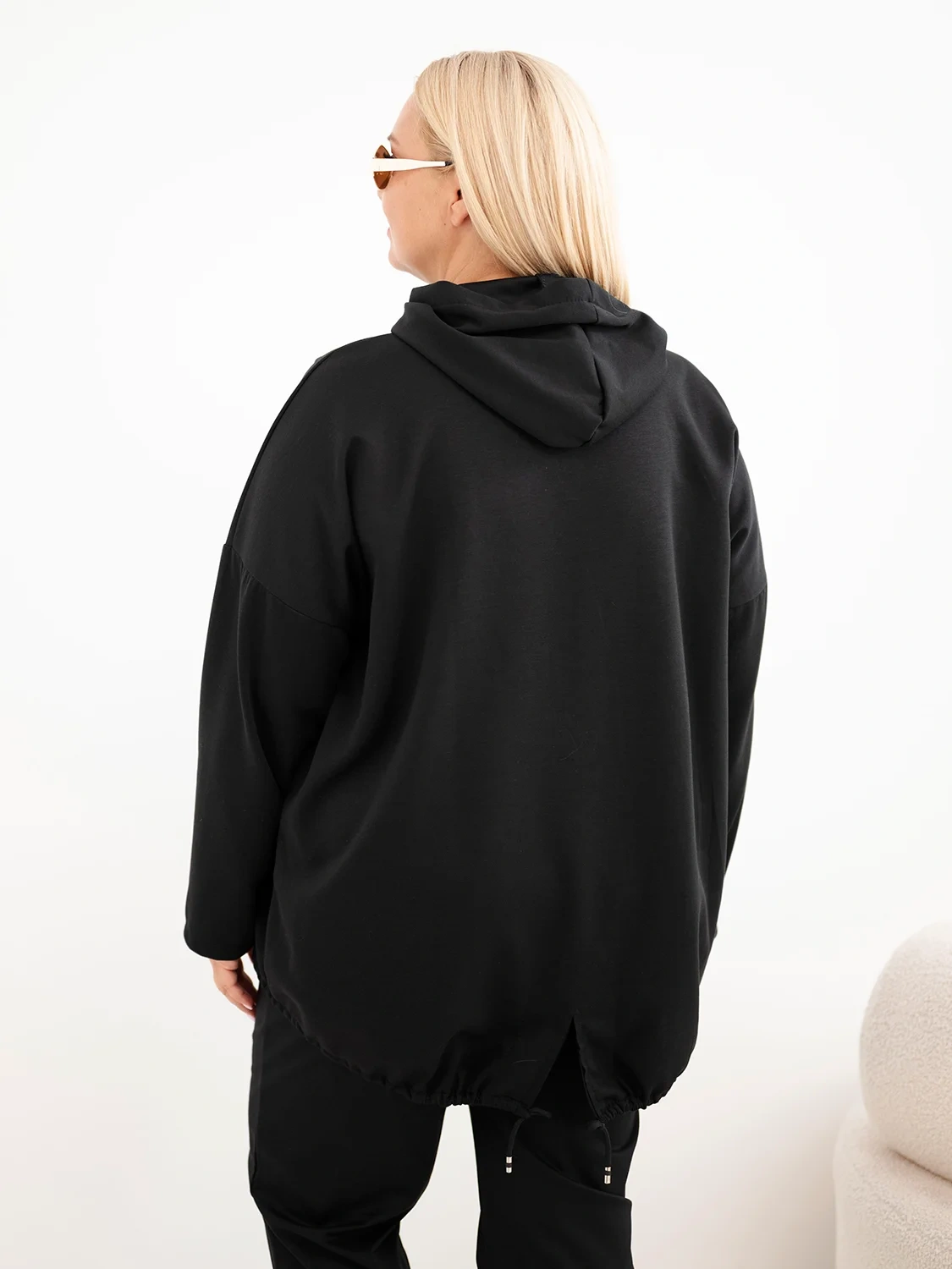 Bluza damska Plus Size masełko z kapturem i kieszenią kangurką czarna - obrazek 6