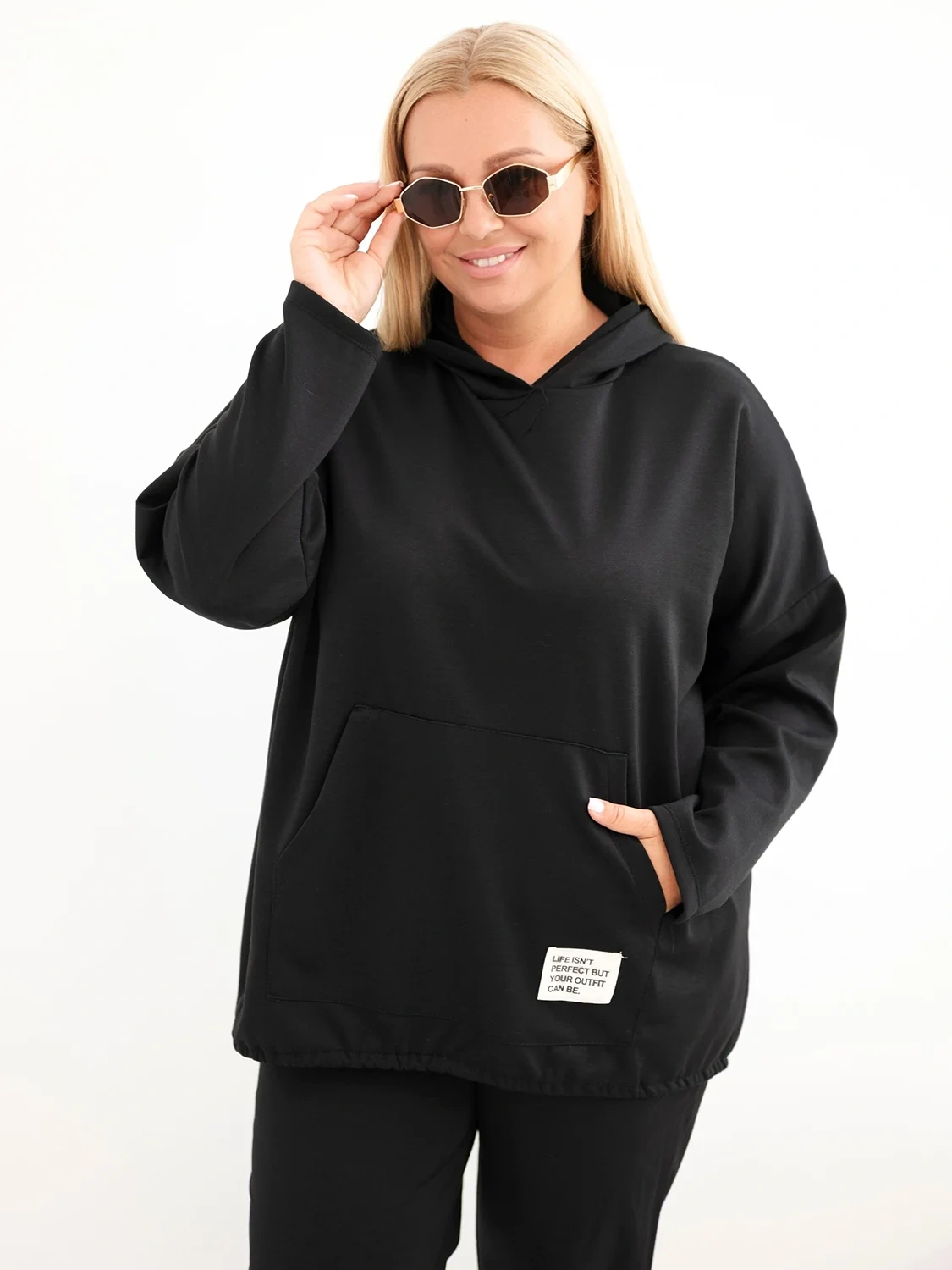 Bluza damska Plus Size masełko z kapturem i kieszenią kangurką czarna