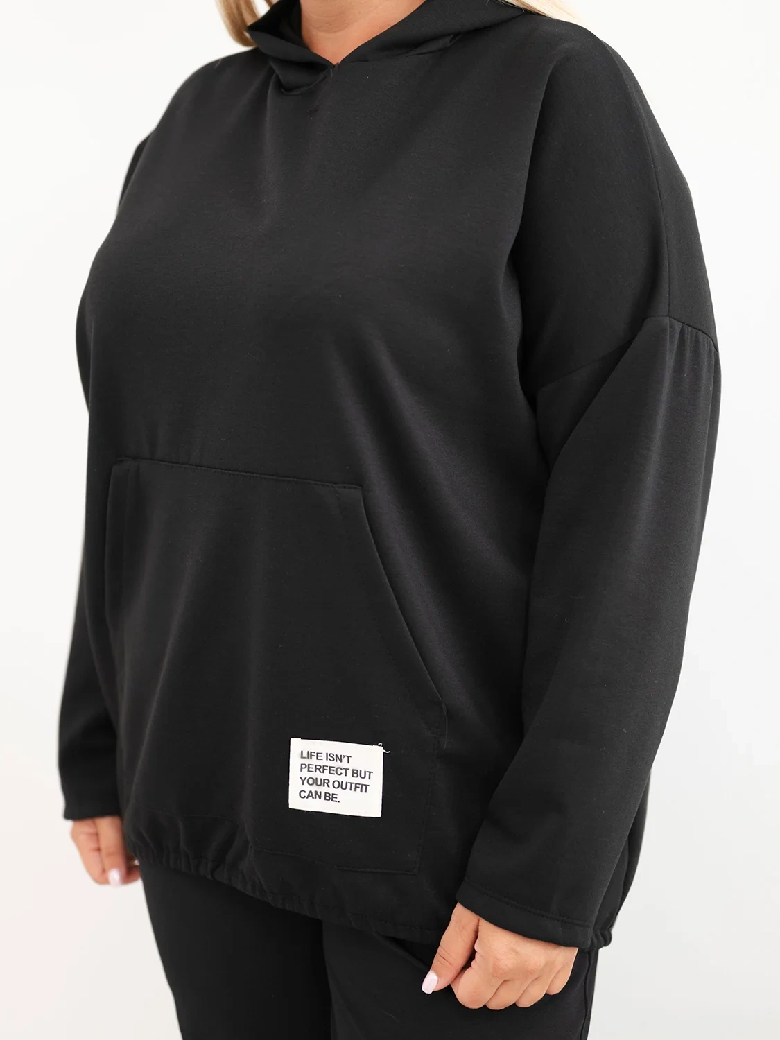 Bluza damska Plus Size masełko z kapturem i kieszenią kangurką czarna - obrazek 7