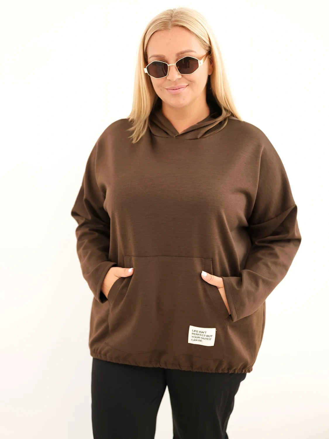 Bluza damska Plus Size masełko z kapturem i kieszenią kangurką brązowa