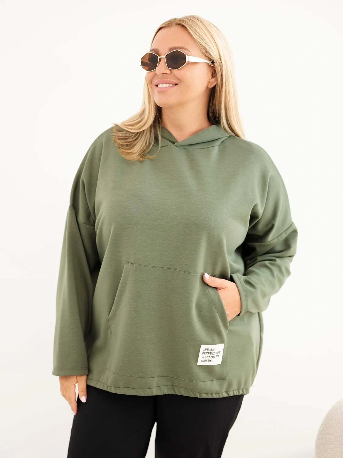Bluza damska Plus Size masełko z kapturem i kieszenią kangurką khaki