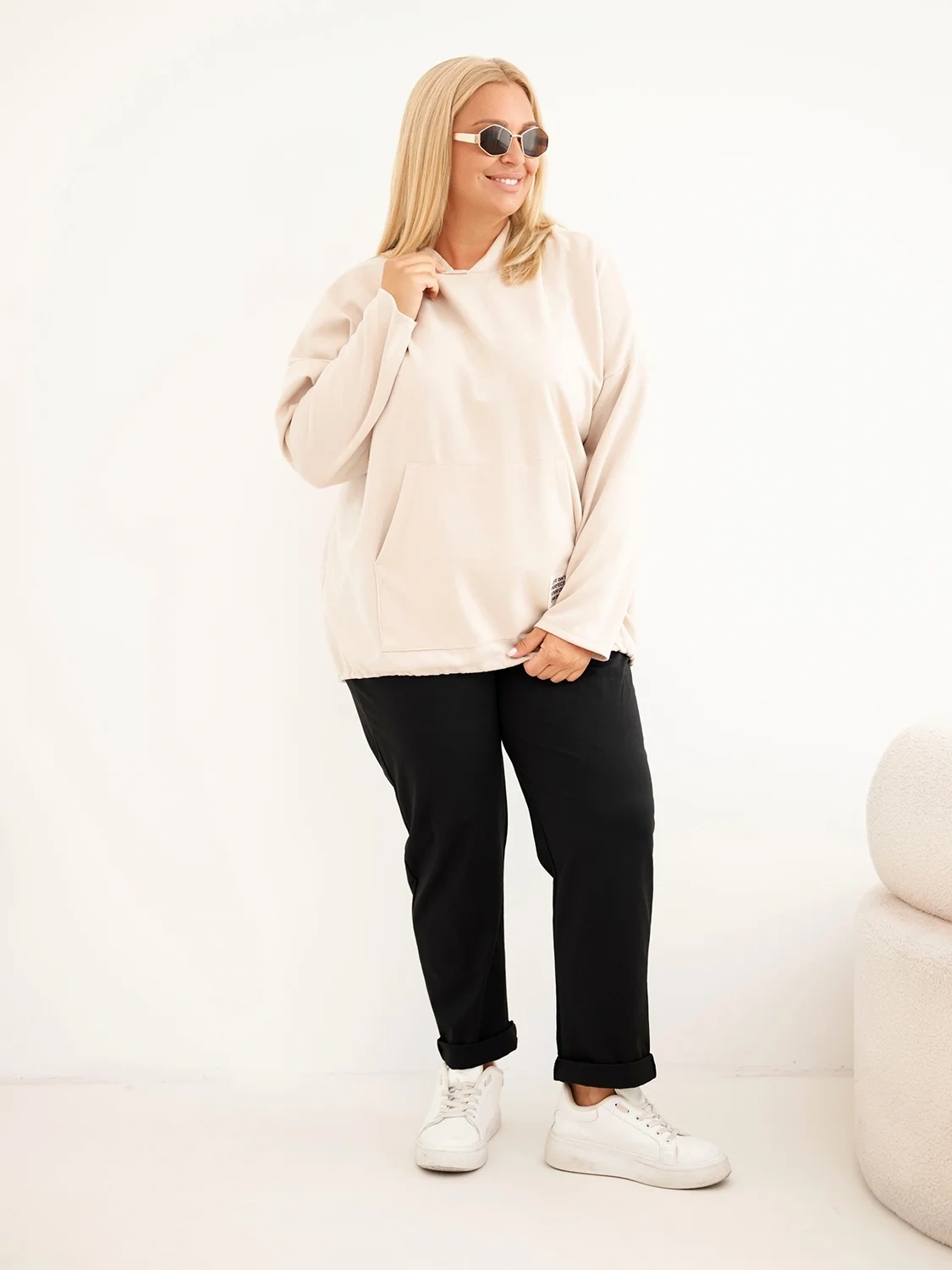 Bluza damska Plus Size masełko z kapturem i kieszenią kangurką beżowa - obrazek 6