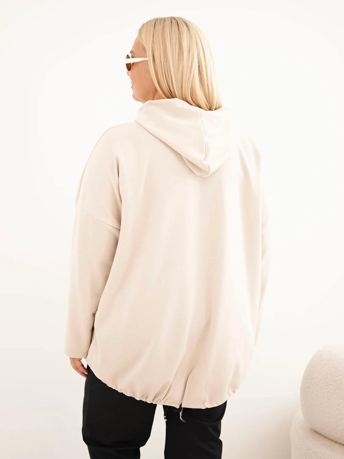 Bluza damska Plus Size masełko z kapturem i kieszenią kangurką beżowa - obrazek 7