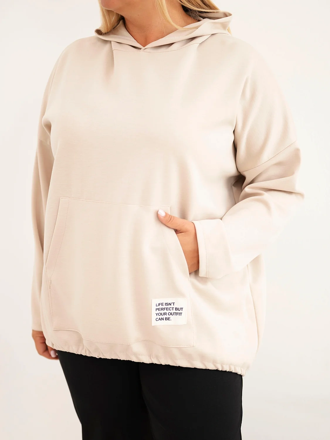 Bluza damska Plus Size masełko z kapturem i kieszenią kangurką beżowa - obrazek 8