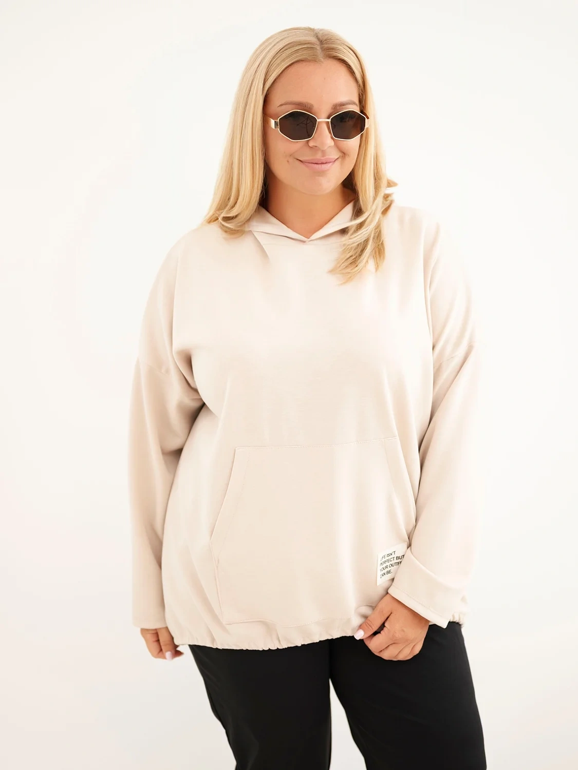 Bluza damska Plus Size masełko z kapturem i kieszenią kangurką beżowa