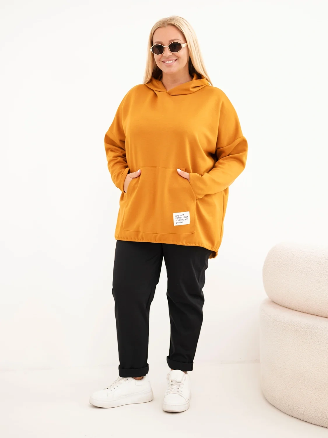 Bluza damska Plus Size masełko z kapturem i kieszenią kangurką musztardowa - obrazek 2