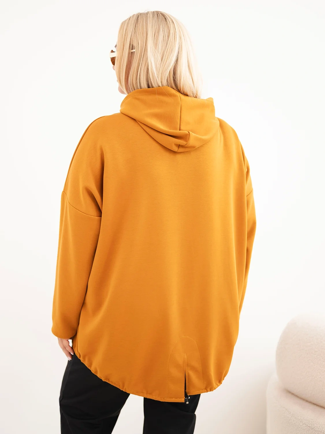 Bluza damska Plus Size masełko z kapturem i kieszenią kangurką musztardowa - obrazek 3