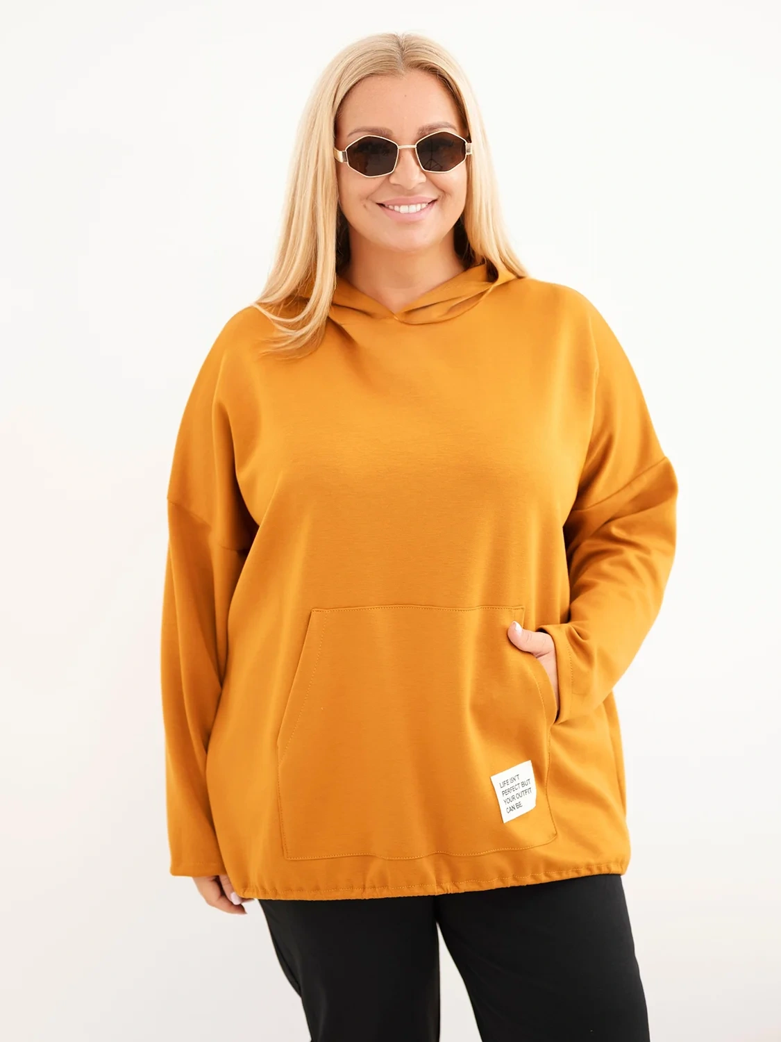 Bluza damska Plus Size masełko z kapturem i kieszenią kangurką musztardowa