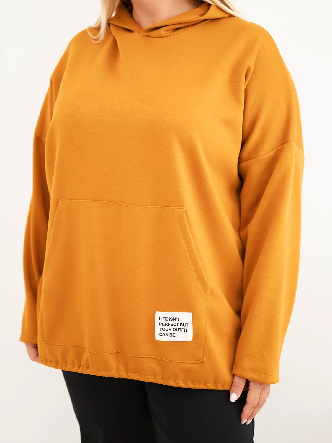 Bluza damska Plus Size masełko z kapturem i kieszenią kangurką musztardowa - obrazek 4